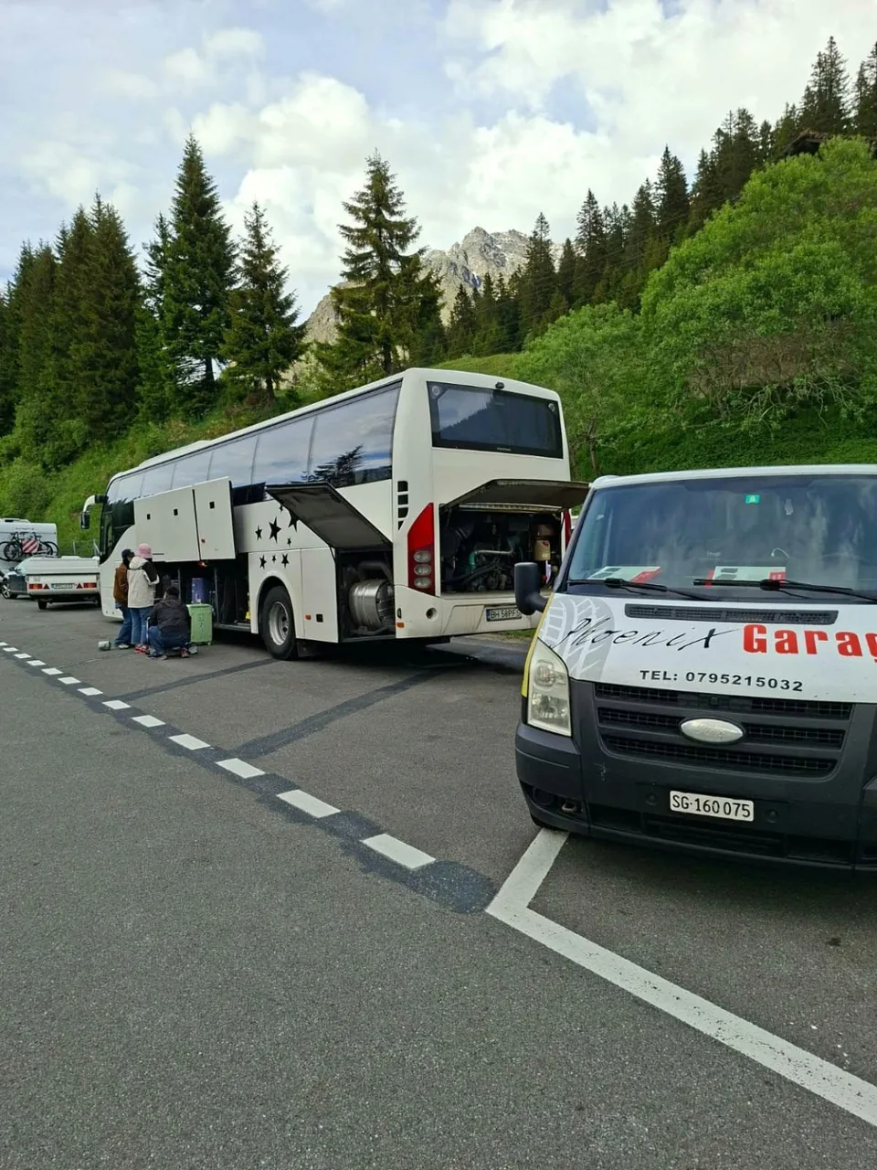 Phoenix Garage Servicefahrzeug bei einem Reisebus-Einsatz in der Schweizer Bergregion