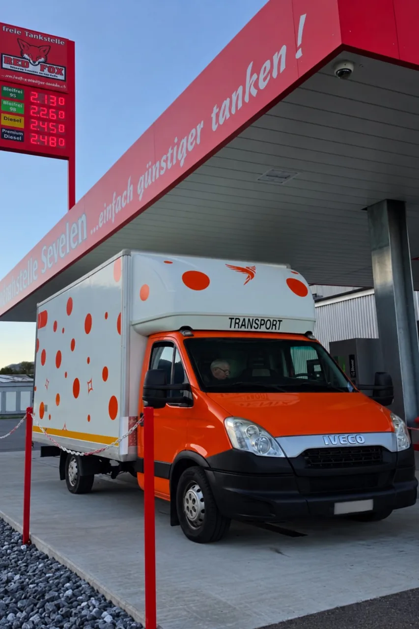 Transportfahrzeug Iveco in orange und weiss